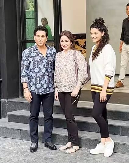 બંનેએ સાથે સ્ક્રીનિંગ માટે જતા પહેલા પાપારાઝીને ઘણા પોઝ પણ આપ્યા હતા.