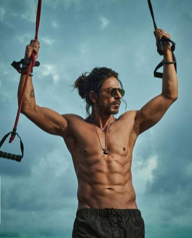 कोरोना के बाद से पठान उन फिल्मों में से एक रही जिसने बॉलीवुड इंडस्ट्री की डूबती नैया को फिर से सहारा दिया. शाहरुख खान की इस फिल्म ने बॉक्स ऑफिस पर सारे रिकॉर्ड्स तोड़ दिए थे. सिर्फ 6 दिनों के अंदर फिल्म 300 करोड़ के क्लब में शामिल हो गई थी.