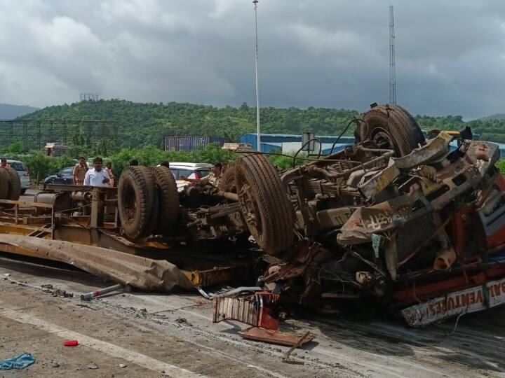 Mumbai-Pune expressway accident container overturns and 5 cars damaged 2 people dead 4 injured Maharashtra Accident: मुंबई-पुणे एक्सप्रेसवे पर दर्दनाक हादसा, कंटेनर पलटने से 5 कारों का एक्सीडेंट, 2 लोगों की मौत, चार घायल