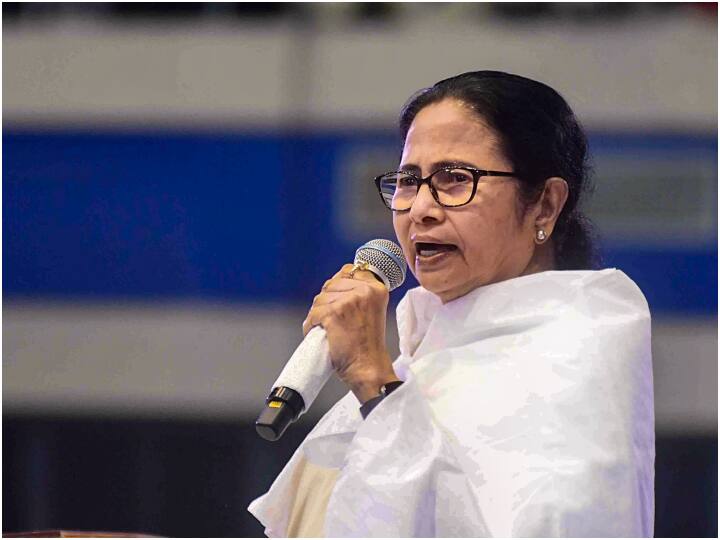 Mamata alleges Money being spent to create hatred between communities Mamata Banerjee Speech: ममता बनर्जी का बड़ा आरोप, 'BJP कुछ अल्पसंख्यक नेताओं को फंडिंग कर रही, ताकि..