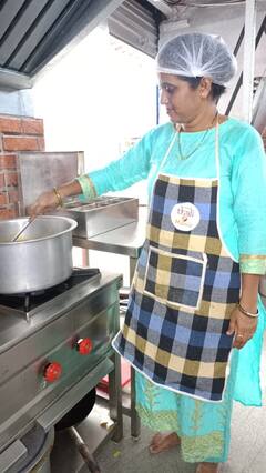 Business Woman : घरगुती टिफीन सर्व्हिसेस ते क्लाऊड किचन; उद्योजक महिलेचा 'चविष्ट प्रवास'