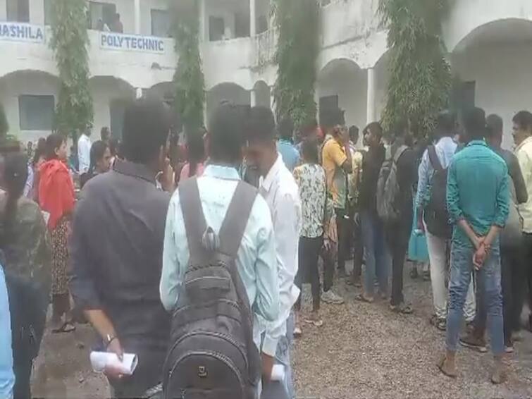 Talathi Bharti Exam 2023 Examination center  Pune students get centre in Aurangabad Talathi Bharti : पुण्याच्या विद्यार्थ्याचा औरंगाबादेत अन् औरंगाबादच्या विद्यार्थ्यांना चक्क नागपूर, अमरावतीत परीक्षा केंद्र; गोंधळ संपता संपेना