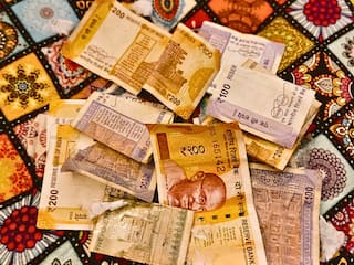 बिना पढ़े एग्जाम देने पहुंच गया बच्चा, आंसर शीट में भर डाले 200-500 के नोट, सोशल मीडिया पर छिड़ी बहस