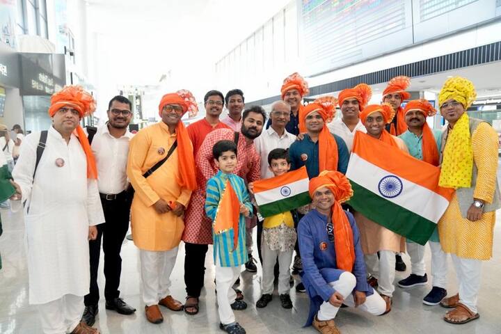 जपान अगदी महाराष्ट्रमय झाल्यासारखं वाटलं, त्यांनी माझ्यावर केलेल्या प्रेमवर्षावाने मी अतिशय सुखावलो आहे, अशी प्रतिक्रिया फडणवीस यांनी दिली.