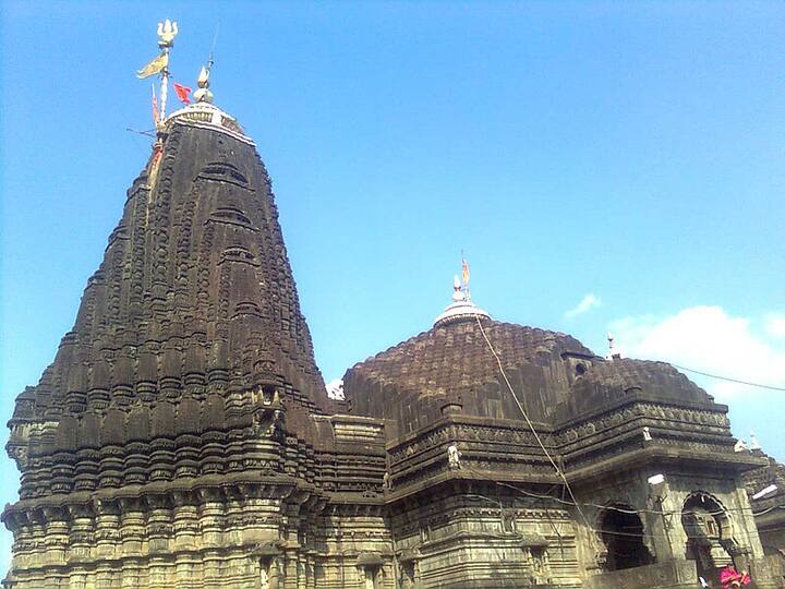 हिंदू धर्मातील वैष्णवांमध्ये दिगंबर अनी, निर्वाणी अनी आणि निर्मोही अनी असे तीन आखाडे सर्वोच्च स्थानी आहेत. येथे निवृत्तिनाथ महाराज समाधी मंदिर आहे. गोदावरी नदीचा उगम याच त्र्यंबकेश्वरात झाला.