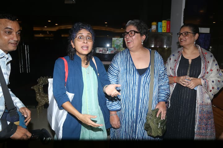 बुक लॉन्च इवेंट में रीना जहां ब्लू कुर्ते में दिखाई दी. वहीं किरण राव भी कुर्ते के साथ ब्लू शर्ट कैरी किए हुए नजर आईं.
