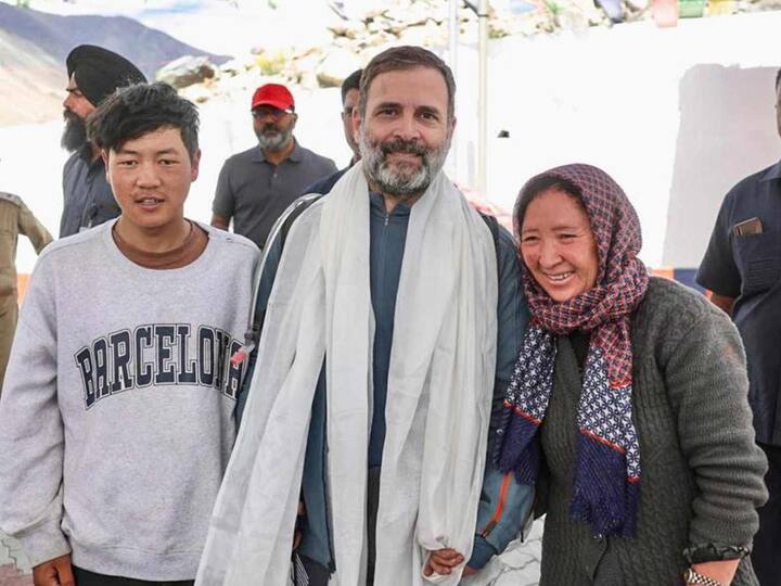During his trip, Rahul Gandhi has been meeting commoners including shopkeepers and farmers. (Source: Jainendra)