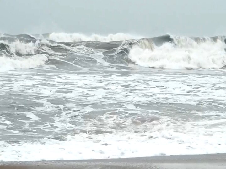 பூம்புகார் கடலில் தொடரும் சோகம் - கடலில் குளித்த இருவர் மாயம்