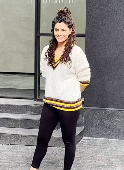 સૈયામી ખેર મુંબઈમાં ફિલ્મ 'ઘૂમર'ના સ્ક્રીનિંગમાં સપોર્ટિવ લુકમાં પહોંચી હતી. અભિનેત્રીએ સફેદ જર્સી સાથે બ્લેક લેગિંગ્સ કેરી કરી હતી.