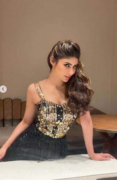 ਅਦਾਕਾਰਾ ਮੌਨੀ ਰਾਏ ਜਿਸ ਅੰਦਾਜ਼ 'ਚ ਆਪਣੀਆਂ ਤਸਵੀਰਾਂ ਸੋਸ਼ਲ ਮੀਡੀਆ 'ਤੇ ਸ਼ੇਅਰ ਕਰਦੀ ਹੈ, ਉਸ ਦੀਆਂ ਤਸਵੀਰਾਂ ਪ੍ਰਸ਼ੰਸਕਾਂ ਨੂੰ ਮੋਹ ਲੈਂਦੀਆਂ ਹਨ।