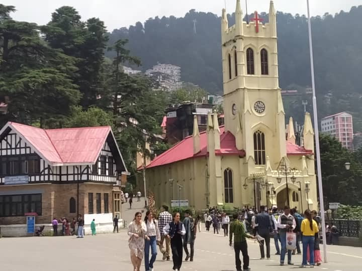 Shimla Weather: हिमाचल की राजधानी शिमला के कई इलाकों में भारी बारिश की वजह से जमकर तबाही हुई. अब धूप एक बार फिर लोगों के चेहरे पर मुस्कान लेकर आई है.