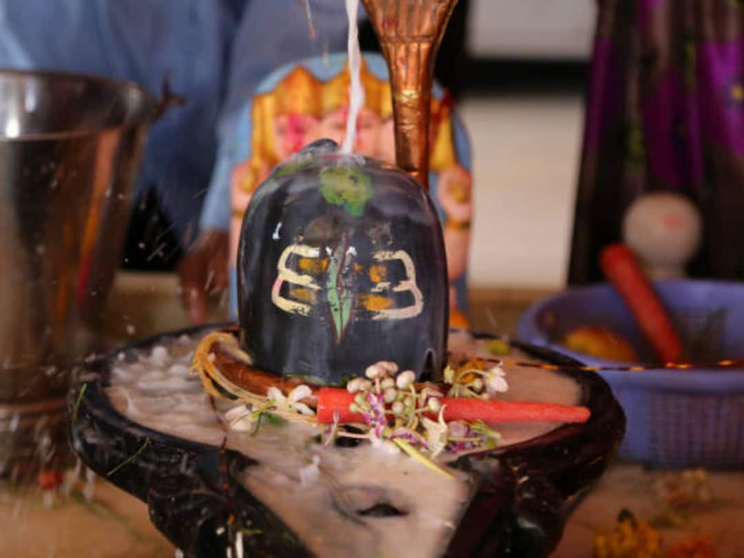 Rudrabhishek: Know the Benefits of Doing Rudrabhishek of Lord Shiva this Sawan to Fulfil Your Wishes Rudrabhishek: ఈ ప‌దార్థాల‌తో రుద్రాభిషేకం చేస్తే క‌లిగే ప్ర‌యోజ‌నాలేంటో తెలుసా?