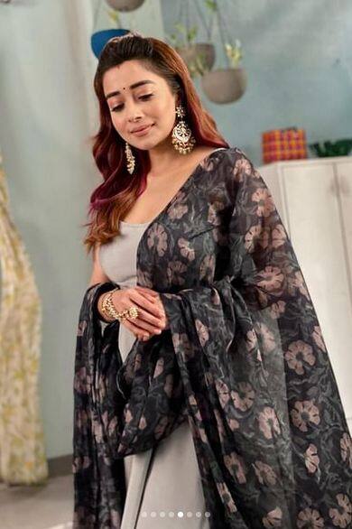 ਇਸ ਦੇ ਨਾਲ ਹੀ ਉਸ ਨੇ ਈਅਰਰਿੰਗਸ ਨਾਲ ਮੇਲ ਖਾਂਦਾ ਹੈਂਡਪੀਸ ਵੀ ਕੈਰੀ ਕੀਤਾ ਹੈ।