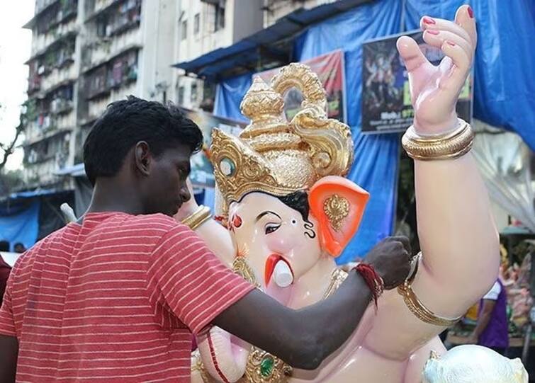 Sculptor arrested for making idol of Ganesha more than 9 feet tall in Rajkot, case filed for violation of notification રાજકોટમાં ગણેશની 9 ફૂટ કરતાં ઊંચી મૂર્તિ બનાવનાર મૂર્તિકારની ધરપકડ, જાહેરનામાના ભંગ બદલા ગુનો દાખલ