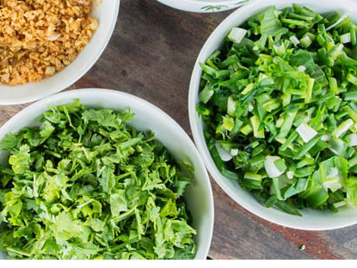 தேவையான பொருட்கள் : பாஸ்மதி அரிசி - 1 1/2 கப், இஞ்சி - 1 துண்டு நறுக்கியது, பூண்டு - 5 பற்கள் நறுக்கியது, சின்ன வெங்காயம் - 6 நறுக்கியது, பச்சை மிளகாய் - 5 நறுக்கியது, துருவிய தேங்காய் - 1 மேசைக்கரண்டி, கொத்தமல்லி இலை, புதினா இலை, தண்ணீர், நெய் - 2 மேசைக்கரண்டி, எண்ணெய் - 1 மேசைக்கரண்டி, பட்டை, கிராம்பு, ஏலக்காய், அன்னாசி பூ, கல்பாசி, ஜாவித்ரி, பிரியாணி இலை, வெங்காயம் - 2 நீளவாக்கில் நறுக்கியது, பச்சை மிளகாய் - 2 கீறியது, தக்காளி - 2 நறுக்கியது, உப்பு - 1 1/2 தேக்கரண்டி, தேங்காய் பால் - 2 கப் நீர் சேர்த்தது