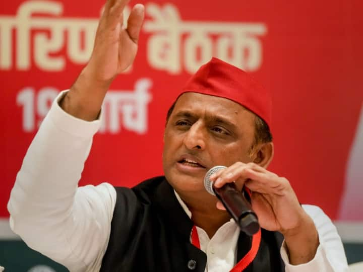 SP Chief Akhilesh Yadav Targets Hanuman Garhi Mahant Raju Das For His Statement On Swami Prasad Maurya Shoes Thrown UP Politics: 'जब संत कहें असंतन की वाणी', सपा मुखिया अखिलेश यादव ने कलियुग का जिक्र कर किस पर साधा निशाना