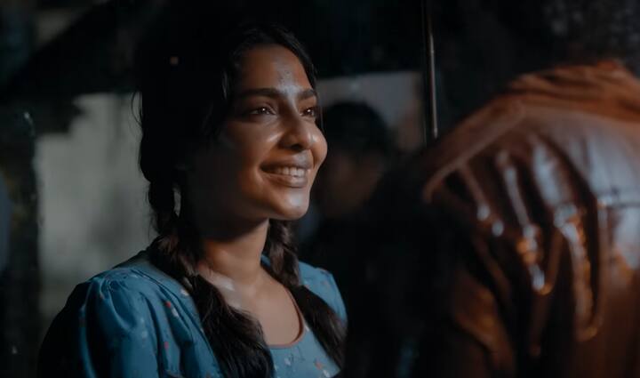 இந்த நிலையில் நேற்று வெளியான என் உயிரே பாடல் ரசிகர்களிடையே நல்ல வரவேற்பை பெற்று வருகிறது. ஐஸ்வர்யா லக்‌ஷ்மியும், துல்கர் சல்மானும் கண்களால் காதலை கூறும் விதமாக இருக்கும் என் உயிரே பாடலை ரசிகர்கள் டிரெண்டாக்கி வருகின்றனர்.