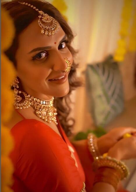 इस खुशी के मौके पर हेमा मालिनी ने अपने करीबी लोगों को न्योता दिया था. धर्मेंद्र भी चाहते थे कि उनके बेटे सनी देओल और बॉबी देओल बहन ईशा की शादी में आएं. लेकिन ऐसा हुआ नहीं.