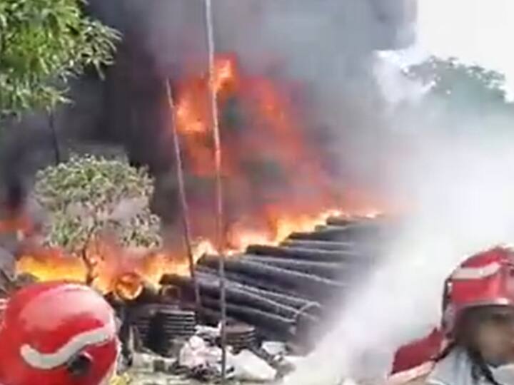 Delhi Fierce fire broke out in a factory  10 fire engines reached spot Delhi Fire: दिल्ली की एक फैक्ट्री में लगी भीषण आग, मौके पर पहुंची दमकल की 10 गाड़ियां