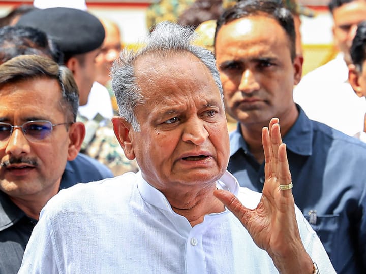 Rajasthan CM Ashok Gehlot appeared in Court via Video Conferencing in Gajendra Singh Shekhawat defamation case ANN गजेंद्र सिंह शेखावत मानहानि मामले में पेश हुए सीएम अशोक गहलोत, वकील ने की सुनवाई टालने की मांग