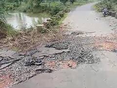 Bhandara News : पावसामुळं रस्त्यावरील डांबर वाहून गेलं, गावकऱ्यांना रहदारी करण्यास अडचण