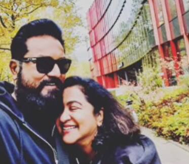 சமீபத்தில் சினிமாவில் எண்ட்ரி கொடுத்து 45 ஆண்டுகள் ஆனதை அடுத்து கேக் வெட்டி கொண்டாடினார் ராதிகா.