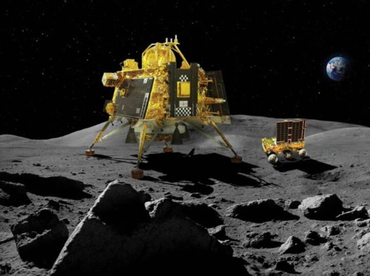 Chandrayaan-3 Vikram lander module meets Chandrayaan-2 orbiter before landing on moon Chandrayaan-3 Landing: जब चंद्रयान-3 के लैंडर मॉड्यूल से चंद्रयान-2 के ऑर्बिटर ने कहा- 'स्वागत है दोस्त..', ISRO ने दिया लेटेस्ट अपडेट