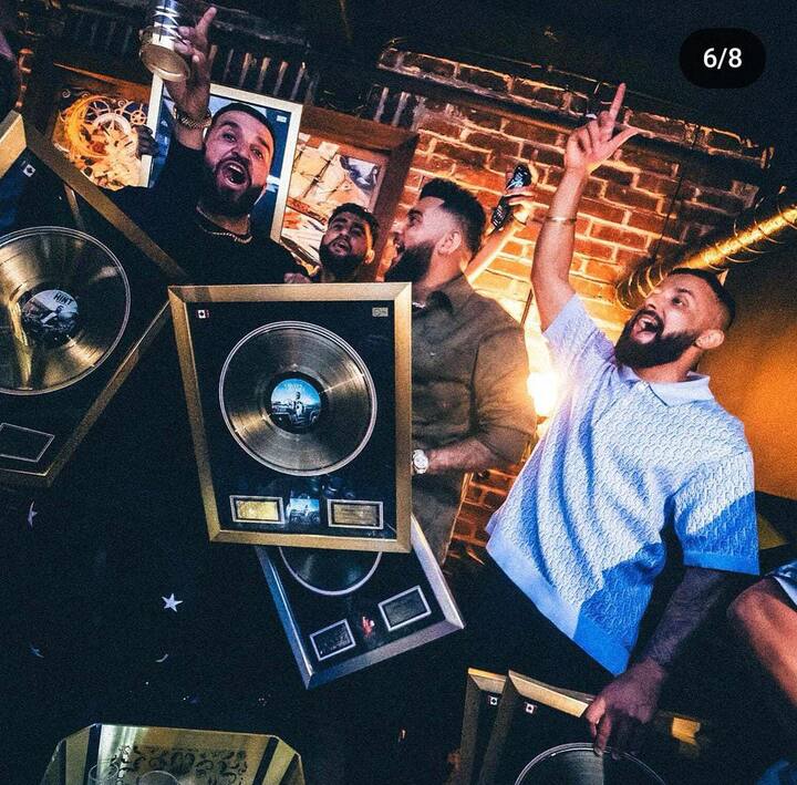 ਐਲਬਮ ਨੂੰ ਪੂਰੀ ਦੁਨੀਆ 'ਚ ਭਰਵਾਂ ਹੁੰਗਾਰਾ ਮਿਲ ਰਿਹਾ ਹੈ। ਇੱਥੋਂ ਤੱਕ ਕਿ ਗੋਰੇ ਵੀ ਕਰਨ ਦੇ ਗਾਣਿਆਂ 'ਤੇ ਥਿਰਕਦੇ ਨਜ਼ਰ ਆ ਰਹੇ ਹਨ।