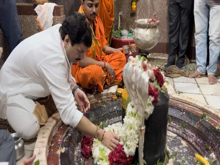 Shrawan Somwar 2023 Agriculture Minister Dhananjay Munde prayers at Vaidyanatha Temple in beed Shrawan Somwar 2023: श्रावण सोमवार निमित्त कृषिमंत्री धनंजय मुंडे वैद्यनाथाचरणी; धोधो पावसासाठी केली प्रार्थना