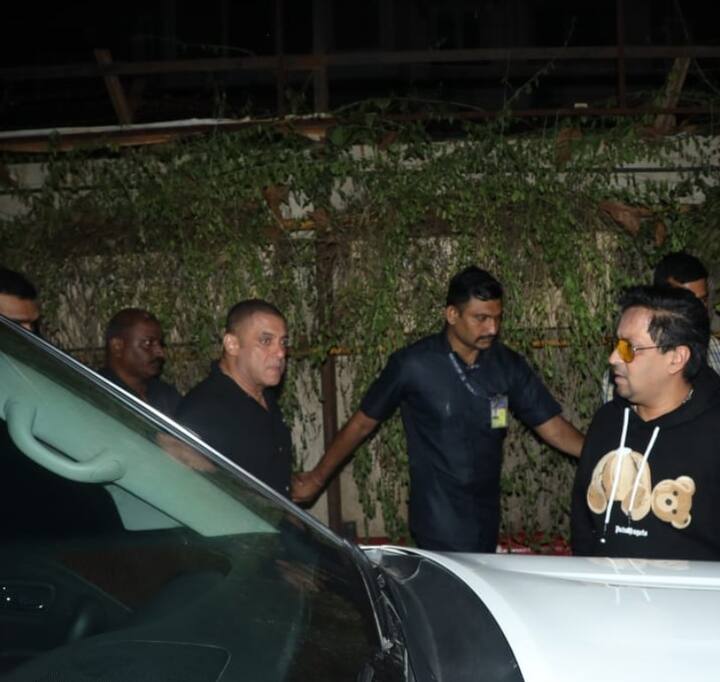 शिल्पा के रेस्टोरेंट में डिनर पर पहुंचे सलमान का बाल्ड लुक इस दौरान काफी नोटिस किया गया.