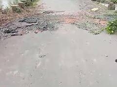 Bhandara News : पावसामुळं रस्त्यावरील डांबर वाहून गेलं, गावकऱ्यांना रहदारी करण्यास अडचण