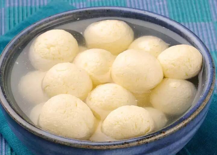 দাঁত ও হাড়ের যত্ন নিতে রসগোল্লায় থাকে প্রচুর পরিমাণে ক্যালসিয়াম, ফসফরাস ও প্রোটিন, যা হাড় ও দাঁতকে সুস্থ রাখতে এবং ক্ষত রোধ করতে সাহায্য করে।