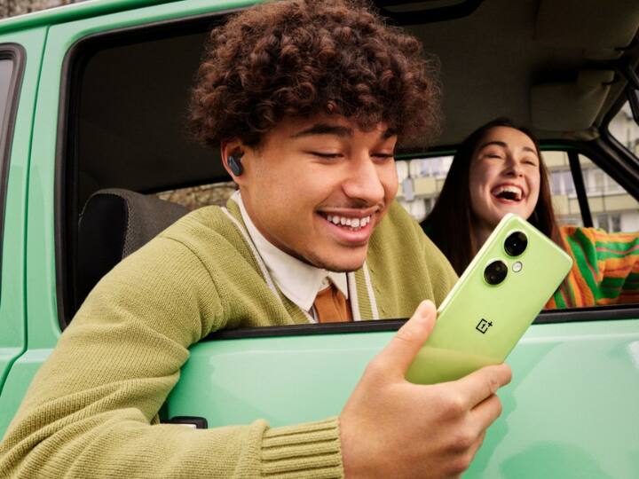 OnePlus Nord CE 3 Lite 5G: इस फोन की कीमत 19,999 रुपये है. इसमें 6.72 इंच की स्क्रीन 120hz के रिफ्रेश रेट के साथ, 5000 एमएएच की बैटरी, Qualcomm Snapdragon 695 5G चिपसेट और 8GB रैम और 128GB का इंटरनल स्टोरेज स्पेस मिलता है.