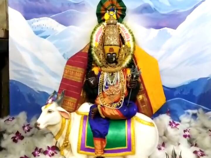 करवीर निवासिनी श्री अंबाबाईची श्रावणातील पहिल्या सोमवारी माहेश्वरी रूपातील पूजा बांधण्यात आली.