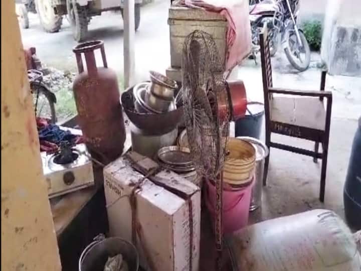 यूट्यूबर मनीष कश्यप के घर मार्च में कुर्की-जब्ती की गई थी. अब रविवार (20 अगस्त) को जब्त किए गए सामान को कोर्ट के आदेश के बाद रिलीज कर दिया गया है. बेतिया सिविल कोर्ट का आदेश लेकर मनीष की मां और भाई करण कश्यप मझौलिया थाने पहुंचे. इसके बाद जो सामान थे वो ट्रैक्टर पर लादकर पहुंचाया गया.