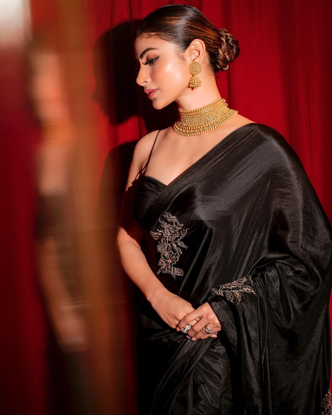 fashion__jwell - Black Saree ,Black mirror work blouse, silver jewellery .  Coin earings, flower waist belt and silver oxidised necklace . All this  looks stunning when styled together. #jwellerylove #jewelry #jwellary  #jwellerydesigner #
