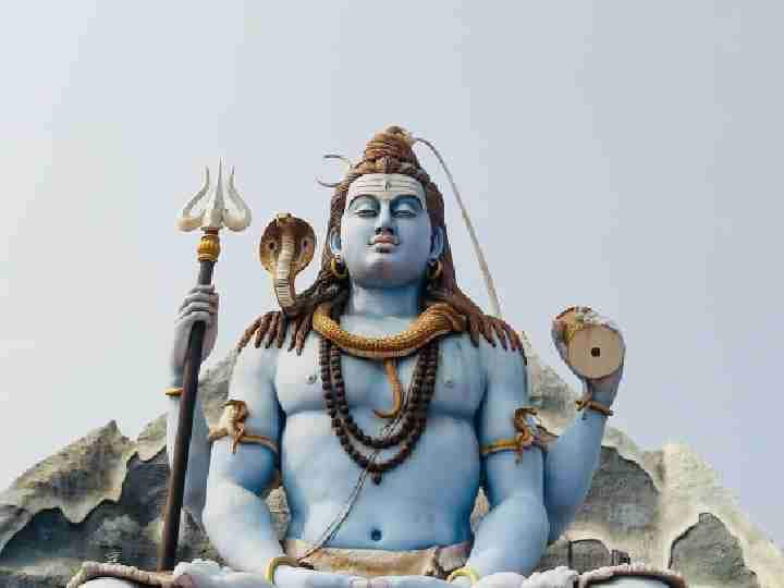 Mahashivratri 2022 : भगवान शिवाच्या भक्तांसाठी भारताच्या विविध भागात 12 ज्योतिर्लिंग आहेत. या ज्योतिर्लिंगांपैकी पाच महत्वाची ज्योतिर्लिंग महाराष्ट्रात आहेत