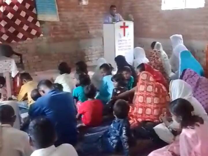 Ghazipur Religious Conversion Accused Arrested By UP Police After Raid Recovered Religious Books ANN Ghazipur Religious Conversion: गाजीपुर में धर्मांतरण की सूचना पर पुलिस ने मारा छापा, कई धार्मिक पुस्तकें बरामद, दो लोग गिरफ्तार
