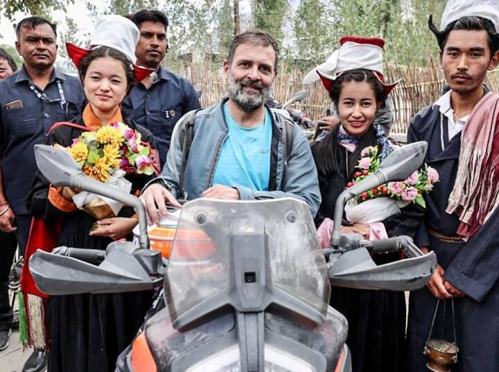 कांग्रेस सांसद राहुल गांधी लद्दाख के दौरे पर हैं. उन्होंने सोमवार (21 अगस्त) को भी अपने ट्रिप की कई तस्वीरें शेयर की हैं जिसमें वे बाइक राइड करते, बच्चों और अन्य लोगों से मिलते हुए नजर आ रहे हैं.