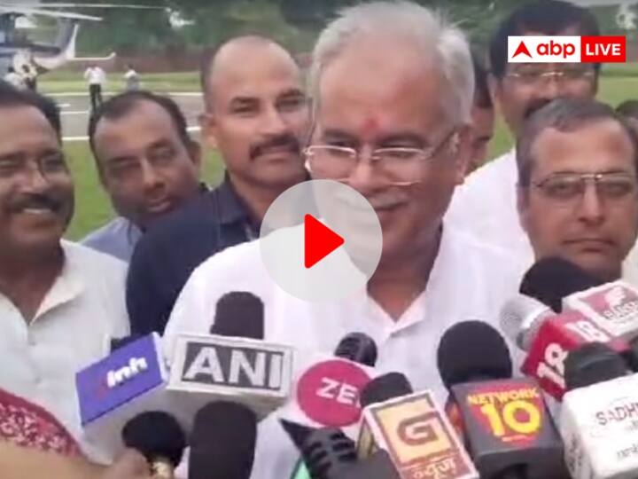 CM Bhupesh Baghel saw a snake under his feet While talking to the media Chhattisgarh Watch: सीएम भूपेश बघेल मीडिया से कर रहे थे बात तभी पैरों के नीचे आया सांप, बोले- पिरपिट है, चिंता...