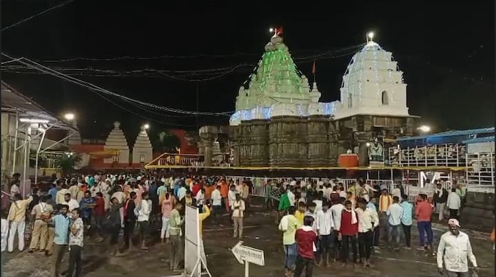 आज पहिला श्रावणी सोमवार. त्या निमित्ताने आठवे ज्योतिर्लिंग असलेल्या औंढा नागनाथ मंदिरात रात्रीपासूनच भक्तांची गर्दी पाहायला मिळत आहे.