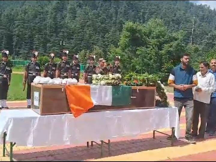 Himachal Pradesh Shimla Nayak Vijay Kumar Martyred In Leh Army Truck Accident Ann Army Truck Accident: मां ने बकरियां पालकर बनाया फौजी, डेढ़ साल के बच्चे के साथ परिवार को अकेला छोड़ गए शहीद विजय कुमार