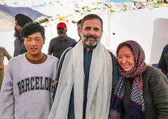 Rahul Gandhi:লাদাখে সমর্থকদের মাঝে রাহুল, বাইকে চাপালেন খুদেকে