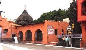 पुण्यश्लोक राणी अहिल्याबाई होळकरांनी या मंदिराचा जीर्णोद्धार केला. हे मंदिर चिरेबंदी असून भव्य स्वरूपाचे आहे. मंदिराच्या परिसरात लांबलचक असलेल्या पायर्‍या व भव्य प्रवेशद्वार ही लक्ष वेधून घेण्यासारखी ठिकाणे आहेत.