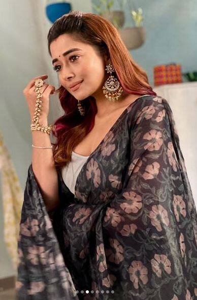 ਇਸ ਸਾਧਾਰਨ ਪਹਿਰਾਵੇ 'ਚ ਵੀ ਅਦਾਕਾਰਾ ਕਾਫੀ ਗਲੈਮਰਸ ਲੱਗ ਰਹੀ ਹੈ।