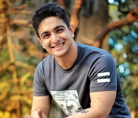 रणवीर अलाहाबादिया - Beerbiceps यानि रणवीर अलहाबादिया भी यूट्यूब का फेमस नाम है. जोकि एक इन्फ्लुएंसर होने के साथ मोंक एंटरटेनमेंट के को-फाउंडर भी हैं. रणवीर की नेटवर्थ 58 करोड़ रुपए है.