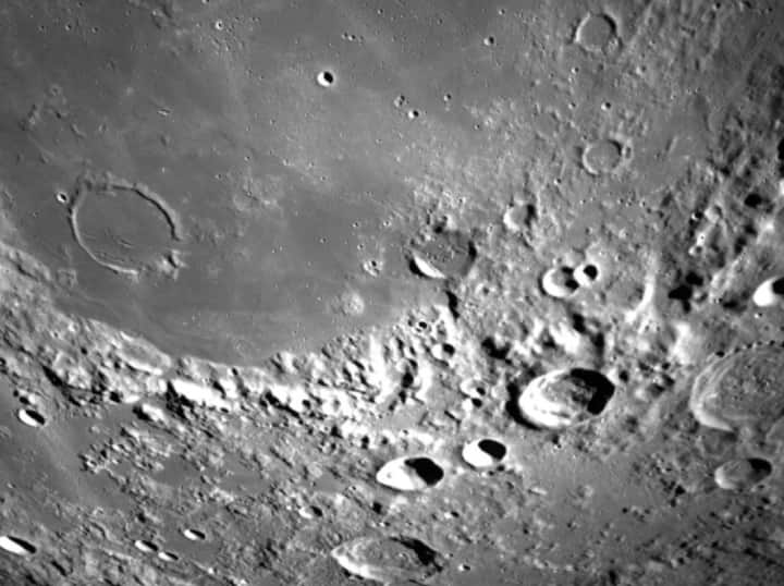 Chandrayaan-3 Mission Photos: भारत के चंद्रयान-3 का लैंडर मॉड्यूल चांद के पास चक्कर लगा रहा है. इसरो ने कहा है कि इसकी 23 अगस्त की शाम को चांद पर लैंडिंग की संभावना है.
