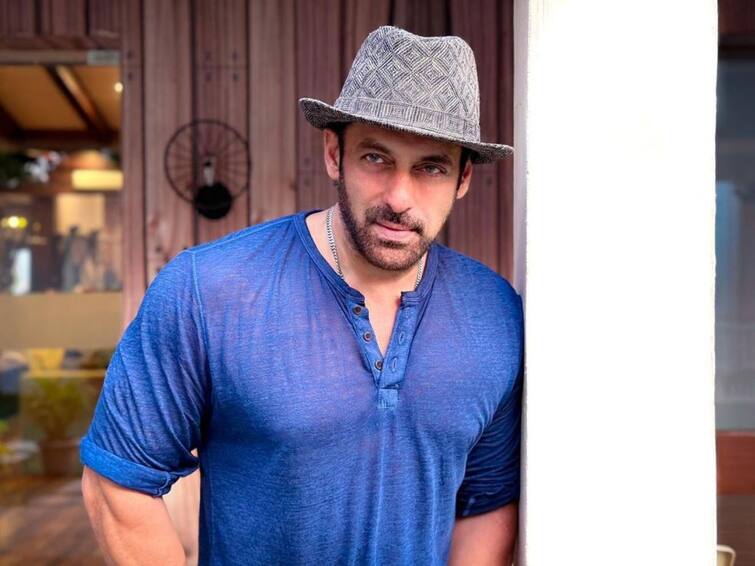 Salman Khan Arrives At A Party Sporting A Bald Look, Fans Wonder If It's For new film Salman Khan: মুণ্ডিত মস্তকে রেস্তোরাঁয় পৌঁছলেন সলমন খান, কোনও ছবির নতুন লুক? অনুরাগীদের উত্তেজনা তুঙ্গে