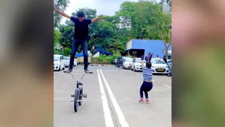 girl and a boy performing amazing stunts on the road video viral Viral Video: ਲੜਕੇ-ਲੜਕੀ ਨੇ ਦਿਖਾਇਆ ਕਮਾਲ ਦਾ ਸਟੰਟ, ਦੇਖ ਕੇ ਦੰਗ ਰਹਿ ਗਏ ਲੋਕ