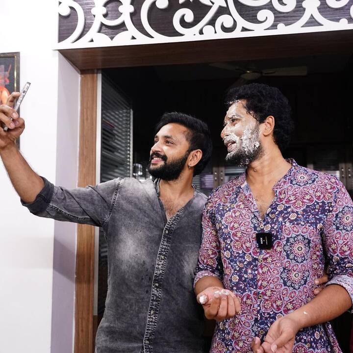 'కేక్ తింటే టేస్ట్- పూస్తే వేస్ట్' అంటూ కోట్ ఇచ్చారు. Image Credit: Nirupam Paritala/ Instagram